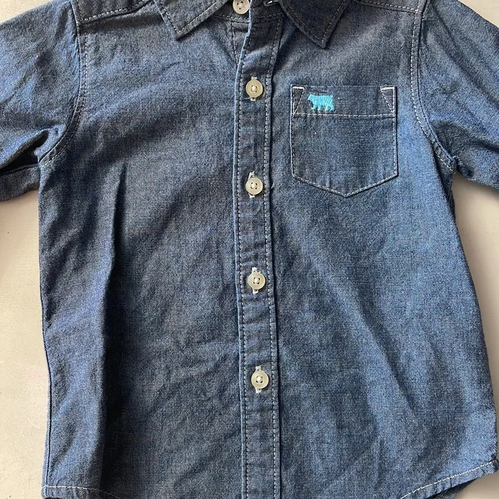Carter’s boys button up shirt. Size 9 months. New!